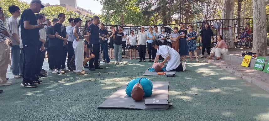 雁塔校區(qū)操場一角：直屬部門、離退休工會工作人員