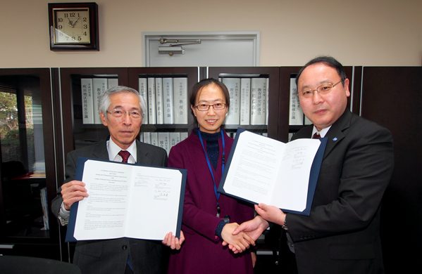 2016年2月2日,材料科學與工程學院青年骨干教師劉靜受邀在大阪大學進行學術交流時,接受了該校接合科學研究所所長田中先生、教授村川英一先生簽署的與我校的合作協(xié)議 - 副本.jpg