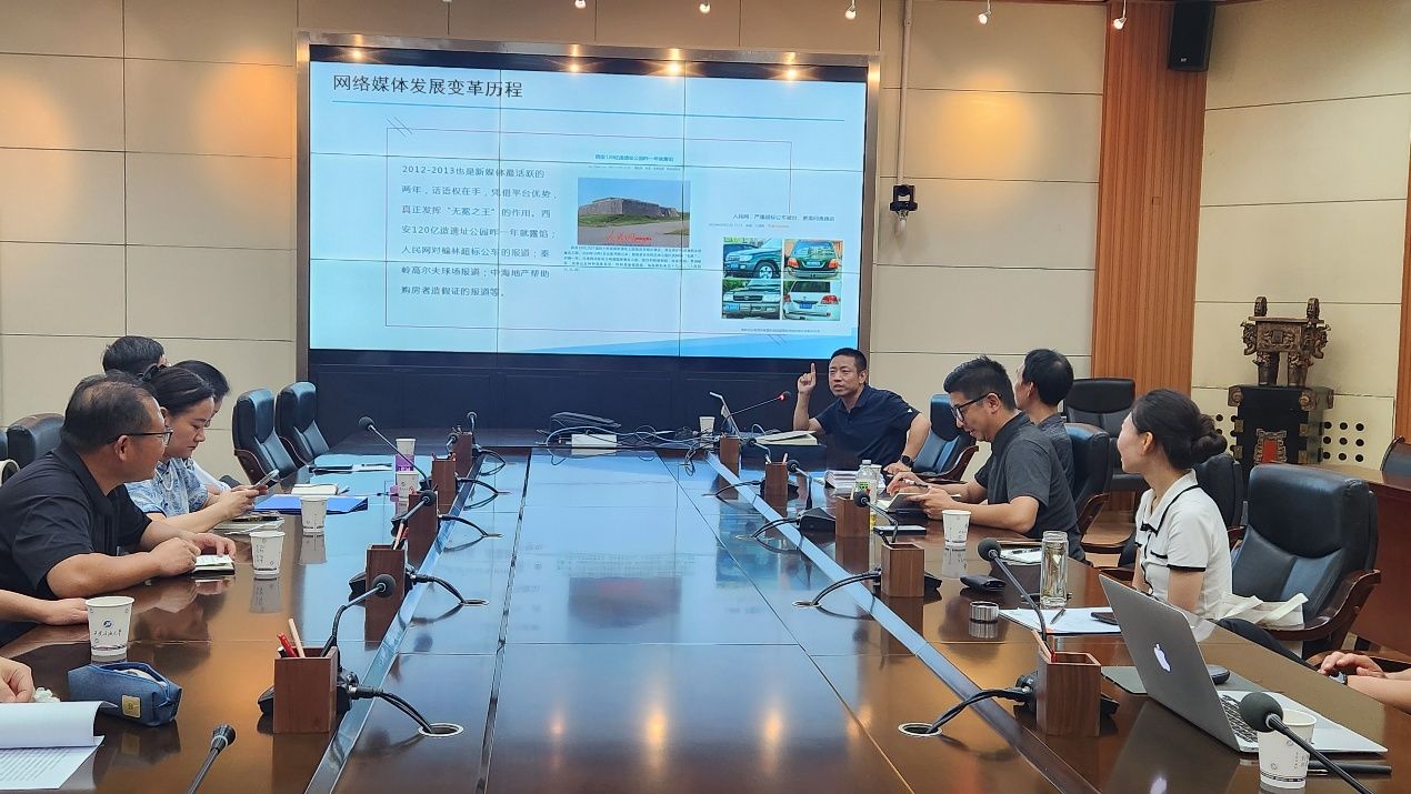 圖片包含 室內(nèi), 桌子, 男人, 柜臺(tái)AI 生成的內(nèi)容可能不正確。